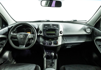 Подержанный автомобиль Toyota RAV4 2010 года (13 фото)
