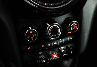 Подержанный автомобиль MINI Hatch 2014 года (15 фото)