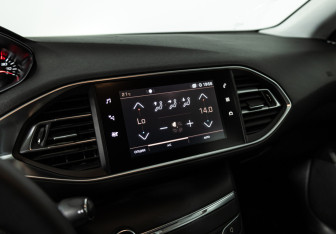 Подержанный автомобиль Peugeot 308 Wagon 2018 года (16 фото)