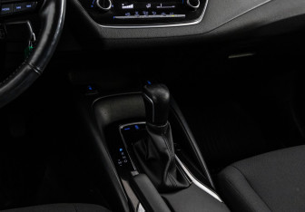 Подержанный автомобиль Toyota Corolla Sedan 2019 года (13 фото)