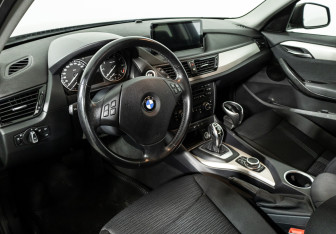 Подержанный автомобиль BMW X1 2013 года (11 фото)