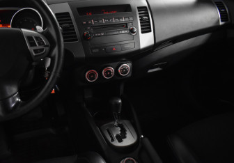 Подержанный автомобиль Peugeot 4007 2008 года (19 фото)