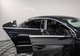 Подержанный автомобиль Volkswagen Passat CC 2012 года (8 фото)
