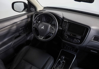 Подержанный автомобиль Mitsubishi Outlander 2019 года (8 фото)