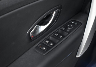 Подержанный автомобиль Renault Fluence 2011 года (10 фото)