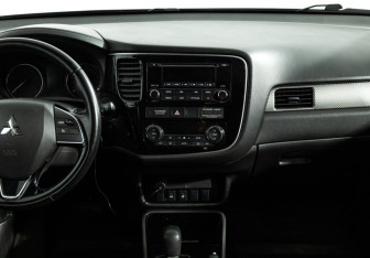 Подержанный автомобиль Mitsubishi Outlander 2017 года (14 фото)
