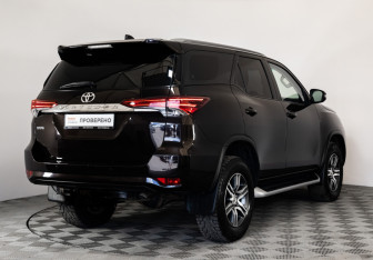 Подержанный автомобиль Toyota Fortuner 2018 года (5 фото)