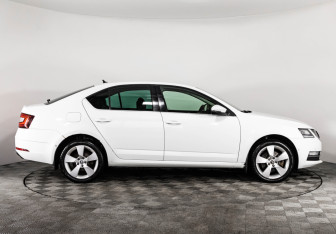Подержанный автомобиль Skoda Octavia Liftback 2019 года (4 фото)