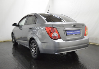 Подержанный автомобиль Chevrolet Aveo Sedan 2012 года (7 фото)