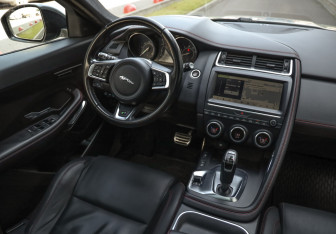 Подержанный автомобиль Jaguar E-Pace 2018 года (10 фото)