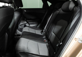 Подержанный автомобиль Kia Ceed Hatchback 2022 года (10 фото)