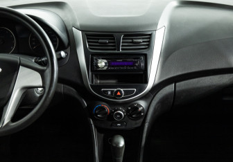 Подержанный автомобиль Hyundai Solaris Hatchback 2012 года (14 фото)