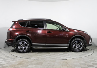 Подержанный автомобиль Toyota RAV4 2016 года (4 фото)