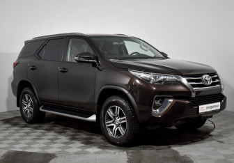 Подержанный автомобиль Toyota Fortuner 2020 года (3 фото)