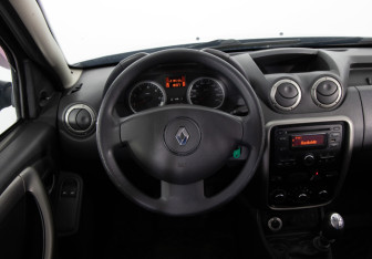 Подержанный автомобиль Renault Duster 2014 года (10 фото)
