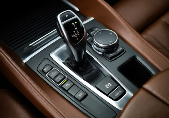 Подержанный автомобиль BMW X6 2015 года (19 фото)