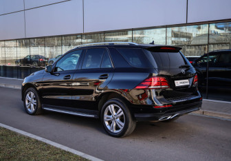 Подержанный автомобиль Mercedes-Benz GLE 2017 года (6 фото)