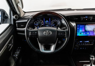 Подержанный автомобиль Toyota Fortuner 2018 года (16 фото)