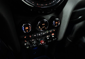 Подержанный автомобиль MINI Hatch 2019 года (17 фото)