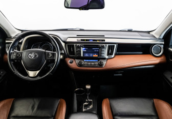 Подержанный автомобиль Toyota RAV4 2013 года (10 фото)