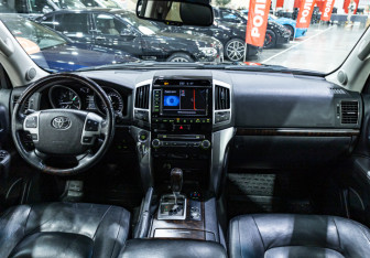 Подержанный автомобиль Toyota Land Cruiser Suv 2012 года (12 фото)