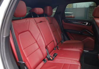 Подержанный автомобиль Porsche Cayenne 2019 года (11 фото)