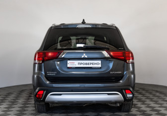 Подержанный автомобиль Mitsubishi Outlander 2019 года (6 фото)