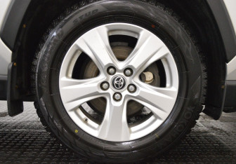 Подержанный автомобиль Toyota RAV4 2020 года (9 фото)