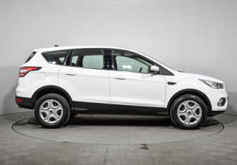 Подержанный автомобиль Ford Kuga 2018 года (4 фото)
