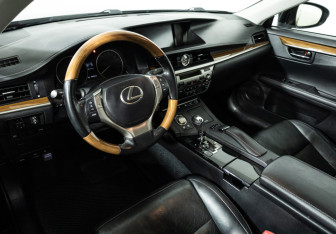 Подержанный автомобиль Lexus ES 2013 года (11 фото)