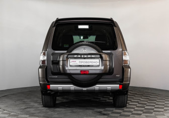 Подержанный автомобиль Mitsubishi Pajero 2014 года (6 фото)