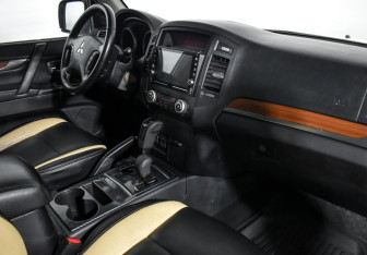 Подержанный автомобиль Mitsubishi Pajero 2007 года (13 фото)