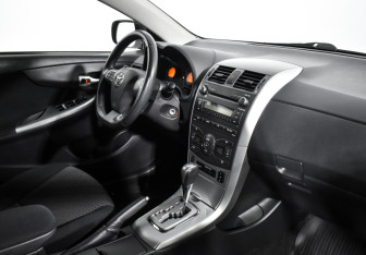 Подержанный автомобиль Toyota Corolla Sedan 2011 года (13 фото)