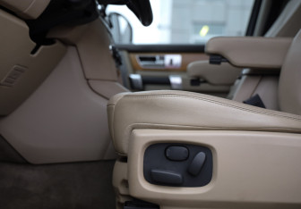 Подержанный автомобиль Land Rover Discovery 2013 года (30 фото)