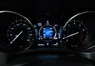 Подержанный автомобиль Jaguar F-Pace 2018 года (12 фото)