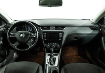 Подержанный автомобиль Skoda Octavia Liftback 2014 года (13 фото)