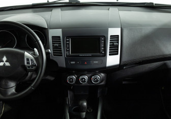 Подержанный автомобиль Mitsubishi Outlander 2012 года (14 фото)