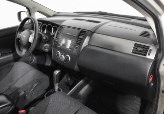 Подержанный автомобиль Nissan Tiida Hatchback 2013 года (12 фото)