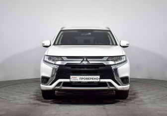 Подержанный автомобиль Mitsubishi Outlander 2022 года (2 фото)