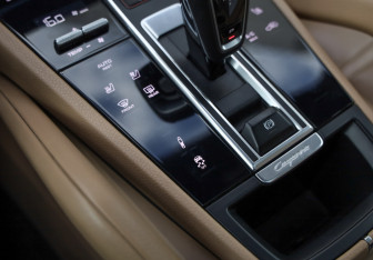 Подержанный автомобиль Porsche Cayenne 2020 года (22 фото)