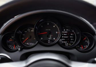 Подержанный автомобиль Porsche Cayenne 2015 года (13 фото)