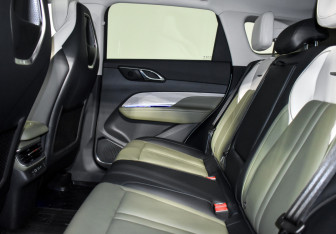 Подержанный автомобиль Hongqi HS3 2024 года (13 фото)