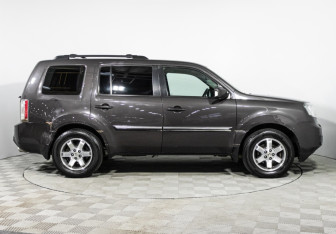 Подержанный автомобиль Honda Pilot 2013 года (4 фото)