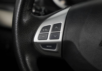 Подержанный автомобиль Mitsubishi Lancer Sedan 2012 года (16 фото)