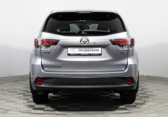 Подержанный автомобиль Toyota Highlander 2014 года (6 фото)