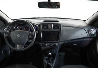 Подержанный автомобиль Renault Sandero 2017 года (9 фото)