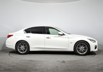 Подержанный автомобиль Infiniti Q50 2015 года (4 фото)