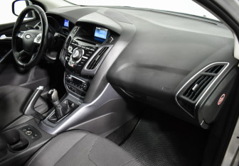 Подержанный автомобиль Ford Focus Hatchback 2012 года (13 фото)