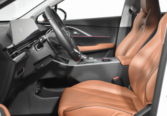 Подержанный автомобиль Omoda C5 2023 года (10 фото)