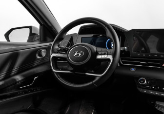 Подержанный автомобиль Hyundai Elantra Sedan 2022 года (17 фото)